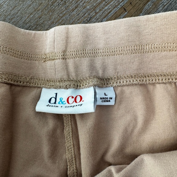 D & Co Beige Skort Large Pockets Stretchy  Rounded Hem Waist 34” Length 18” - Picture 2 of 6